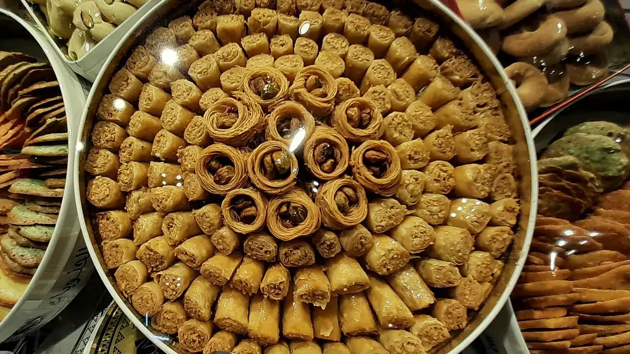 Round tray of baklava